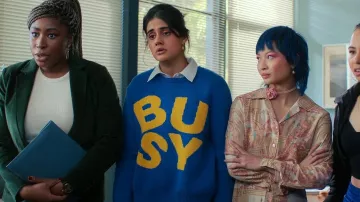 Sorry I’m Busy Blue Sweater porté par Amerie Wadia (Ayesha A. Madon) comme on le voit dans Heartbreak High (S02E02)