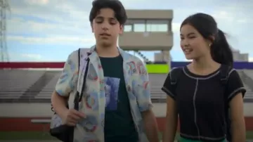 Fashion Nova Small Circle Short Sleeve Button Up porté par Kev Gardner (Niko Ceci) comme on le voit dans I Woke Up a Vampire (S02E01)
