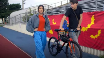 Old Navy Jacket Womens Large Green Dark Full Zip Go H2O Activewear Workout worn by Carmie Henley (Kaileen Chang) as seen in I Woke Up a Vampire (S02E02)