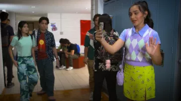 Sunday Best Tatiana Skirt Pear Green Purple Taupe Floral Mini portée par Leanna Timmons (Ana Araujo) comme on le voit dans I Woke Up a Vampire (S02E02)