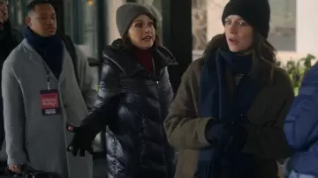 Abrigo Moncler Cambales usado por Grace Gordon Greene (Carla Gugino) como se ve en Las chicas en el autobús (T01E06)