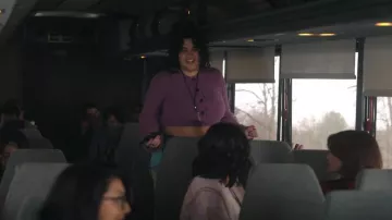 Suéter de Apparis Molly usado por Lola Rahaii (Natasha Behnam) como se ve en Las chicas en el autobús (S01E06)