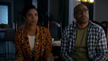 3.1 Phillip Lim Blazer con estampado de leopardo usado por Aasha Henley (Ipsita Paul) como se ve en I Woke Up a Vampire (T02E02)