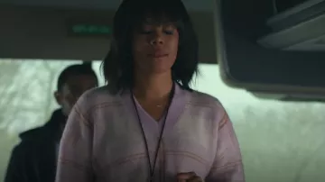 Rails Colleen Plaid Sweater porté par Kimberlyn Kendrick (Christina Elmore) comme on le voit dans The Girls on the Bus (S01E06)