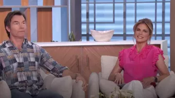 Chemisier en soie à col papillon Alice + Olivia Robbie porté par Natalie Morales comme on le voit dans The Talk le 12 avril 2024