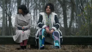 Stand Studio Negro Patrice Abrigo de Piel Sintética usado por Lola Rahaii (Natasha Behnam) como se ve en Las Chicas en el Autobús (S01E06)