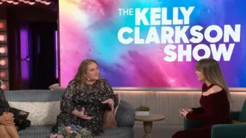 Mono de Reiss Adele usado por Kelly Clarkson como se ve en The Kelly Clarkson Show el 9 de abril de 2024