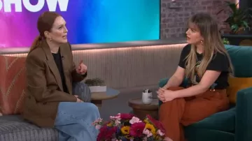 Camiseta John Cougar Mellencamp desgastada usada por Kelly Clarkson como se ve en The Kelly Clarkson Show el 10 de abril de 2024