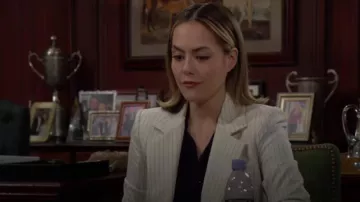 Veronica Beard Battista Pinstripe Dickey Jacket portée par Hope Logan (Annika Noelle) comme on le voit dans The Bold and the Beautiful le 9 avril 2024