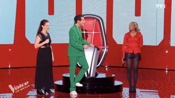Les sneakers blanches portées par Mika dans l'émission The Voice : les Battles du 13 avril 2024