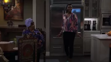 Blusa Ba&sh Wim usada por Abishola (Folake Olowofoyeku) como se ve en Bob Hearts Abishola (S05E05)