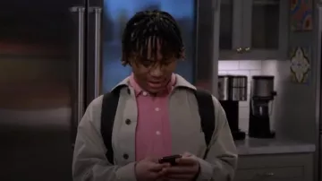 Sobrecamisa de sarga sobreteñida de Arket usada por Dele (Travis Wolfe Jr.) como se ve en Bob Hearts Abishola (S05E05)