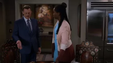 Suéter de cárdigan de Duluth Trading usado por Abishola (Folake Olowofoyeku) como se ve en Bob Hearts Abishola (S05E10)