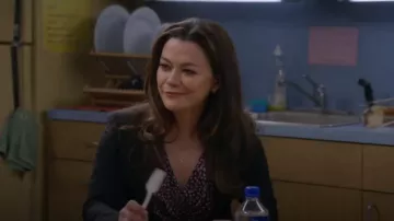 Rebecca Taylor Wild Rose Twist-Front Sleeveless Top usado por Christina (Maribeth Monroe) como se ve en Bob Hearts Abishola (T05E10)