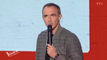 Le blouson gris porté par Nikos Aliagas dans l'émission The Voice : les Battles du 13 avril 2024