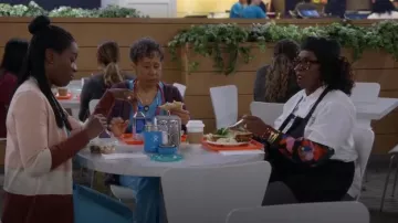 Chemisier à fleurs Vero Moda porté par Kemi (Gina Yashere) comme on le voit dans Bob Hearts Abishola (S05E10)