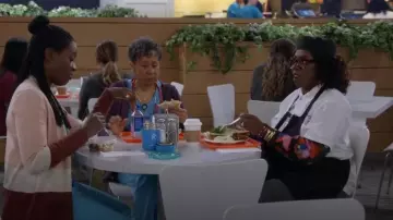 Chemisier à fleurs Vero Moda porté par Kemi (Gina Yashere) comme on le voit dans Bob Hearts Abishola (S05E10)