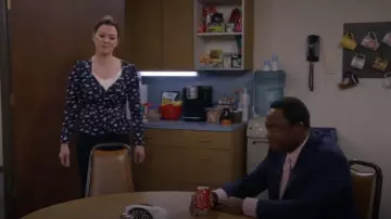 Top péplum en surplis imprimé aqua porté par Christina (Maribeth Monroe) comme on le voit dans Bob Hearts Abishola (S05E10)
