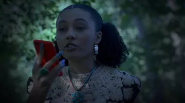 Top de punto con cuello Peter Pan de Zara usado por Madison Spencer (Aaliyah Cinello) como se ve en I Woke Up a Vampire (T02E04)