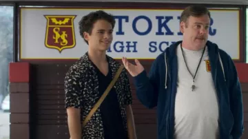 Chemise guépard Zara Men portée par Tristan (Will Coombs) comme on le voit dans I Woke Up a Vampire (S02E04)