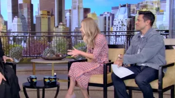 Diane von Furstenberg Robe portefeuille en voile de soie imprimée Abigail portée par Kelly Ripa comme on le voit dans LIVE with Kelly and Mark le 15 avril 2024