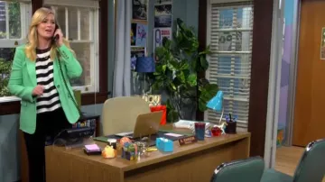 Blazer Reiss Gracey porté par Gemma Johnson (Beth Behrs) dans The Neighborhood (S06E07)