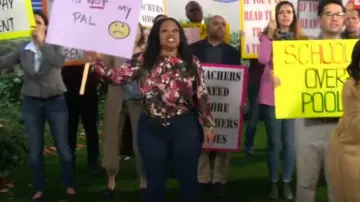 Chemisier imprimé Anne Klein porté par Janelle (Nefetari Spencer) vu dans Le Quartier (S06E07)