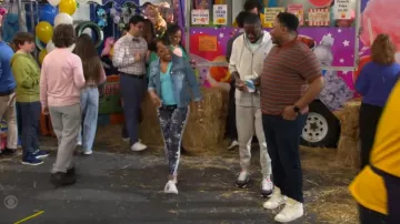 Leggings de flores Adidas usados por Tina Butler (Tichina Arnold) como se ve en The Neighborhood (T06E07)