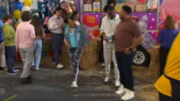 Chaqueta vaquera clásica J crew usada por Tina Butler (Tichina Arnold) como se ve en The Neighborhood (S06E07)
