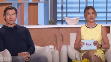 Alice + Olivia Coley Robe droite en tweed portée par Natalie Morales comme on le voit dans The Talk le 15 avril 2024