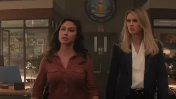 Chemise à panneaux James Perse portée par Jane Tennant (Vanessa Minnillo) dans NCIS : Hawaï (S03E07)