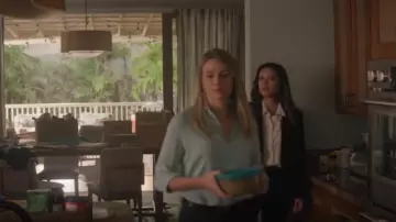 Chemisier en satin Zara porté par Kate Whistler (Tori Anderson) dans NCIS : Hawaï (S03E07)