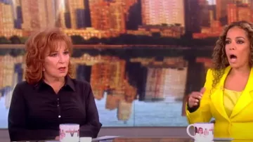 Cinq a Sept Sienna Frunced Shirt usado por Joy Behar como se ve en The View el 16 de abril de 2024