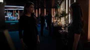 Alessandra Rich Vestido midi de seda de lunares usado por ASAC Katherine Russo (Liza Weil) como se ve en The Cleaning Lady (T03E07)