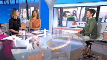 Blusa de satén plisada de Zadig & Voltaire usada por Stephanie Gosk como se ve en Today el 15 de abril de 2024