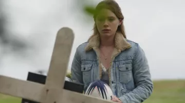 Chaqueta vaquera Ralph Lauren RRL Faux Shearling Trim usada por Stella Walker (Violet Brinson) como se ve en Walker (S04E02)