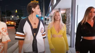 Robe Windsor Flora portée par Ariana Madix comme on le voit dans Vanderpump Rules (S11E11)