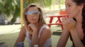 Lunettes de soleil Chrissy Metal Shield d’Urban Outfitters portées par Scheana Shay comme on le voit dans Vanderpump Rules (S11E11)