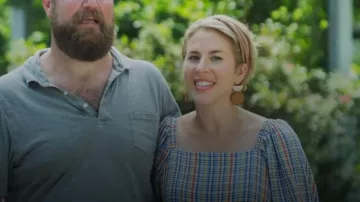 Vestido de manga abullonada a cuadros azul marino, amarillo, blanco usado por Erin Napier como se ve en Home Town (T08E14)