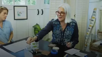 Johnny Was Darling Túnica Georgette bordada con flores usada por Julia como se ve en Home Town (T08E14)