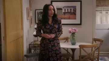 Diane Von Furstenberg Phoenix - Robe mi-longue réversible en tulle portée par Rosie (Selenis Leyva) dans Lopez vs Lopez (S02E05)