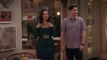 Robe Michael Costello x Revolve Nobu portée par Rosie (Selenis Leyva) comme on le voit dans Lopez vs Lopez (S02E06)