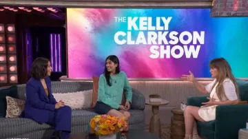 Minifalda vaquera con botones de Michael Kors usada por Ranai Zuri vista en The Kelly Clarkson Show el 15 de abril de 2024