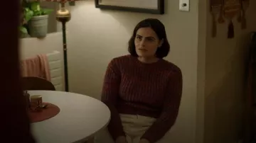 Pull multicolore Anthropologie porté par Teri (Nava Mau) dans Bébé renne (S01E03)