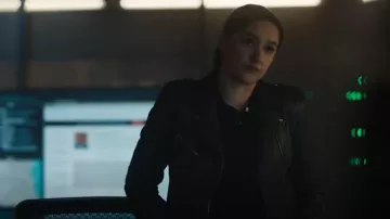 Lamarque Mel­lie Slim Leather Bik­er Jack­et worn by Special Agent Hana Gibson (Keisha Castle-Hughes) as seen in FBI: Most Wanted (S05E09)