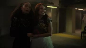 Alice + Olivia Guns N Roses Embellecido Micah Muscle Tank usado por Ana Torres (Francia Raisa) como se ve en grown-ish (T06E13)