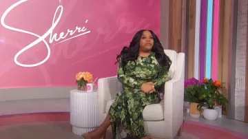 Vestido midi de manga larga fruncido con estampado de flores de Desigual usado por Sherri Shepherd visto en Sherri el 17 de abril de 2024