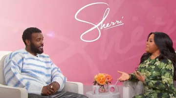 Suéter de punto cepillado a rayas Kwatta de Acne Studios usado por Luke James visto en Sherri el 17 de abril de 2024