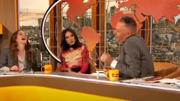 Haut métallique Reiss Palma porté par Drew Barrymore dans The Drew Barrymore Show le 16 avril 2024