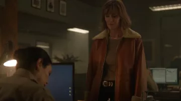Manteau en similicuir Nanushka Beryl porté par Sharon Leone (Diane Farr) comme on le voit dans Fire Country (S02E06)